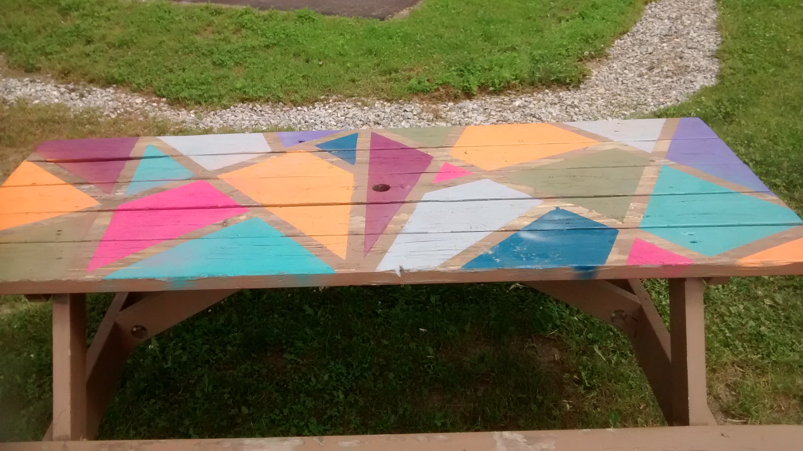 &copy; Maison des jeunes de Waterville - Les grafitis sur les tables de Picnic de la maison des jeunes de Waterville!