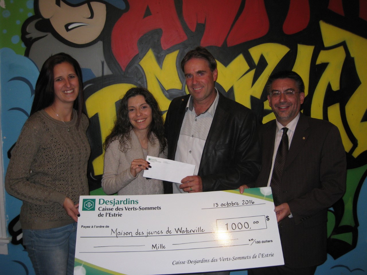 &copy; Maison des jeunes de Waterville - Remise du chèque de Desjardins - 13 octobre 2016!